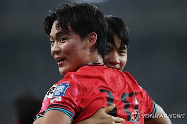 오현규(오른쪽)와 골세리머니를 펼치는 전진우 [로이터=연합뉴스]