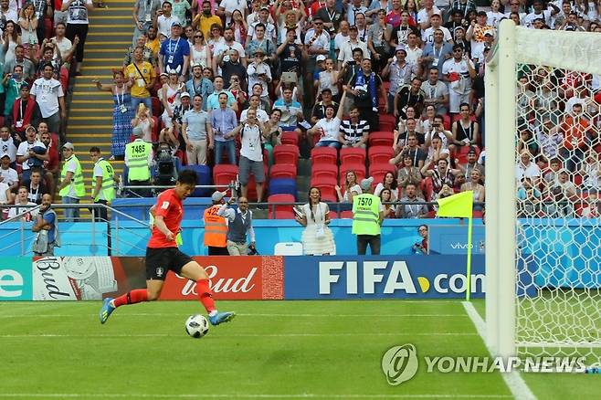 [월드컵] 손흥민, 덜컹거리는 독일 전차 무너뜨리다 (카잔=연합뉴스) 진성철 기자 = 손흥민이 27일(현지시간) 러시아 카잔아레나에서 열린 2018 러시아 월드컵 F조 조별리그 3차전 독일과 경기에서 한국팀의 2번째 골을 터뜨리고 있다. 2018.6.28 zjin@yna.co.kr