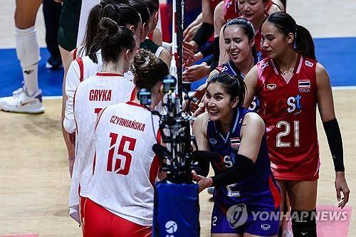 폴란드와 VNL 경기 후 인사하는 태국의 타나차(21번) [EPA=연합뉴스]