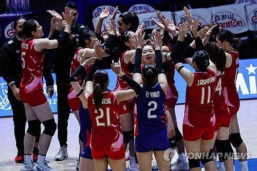 파이팅 외치는 태국 대표팀 선수들. 21번이 타나차 [EPA=연합뉴스]