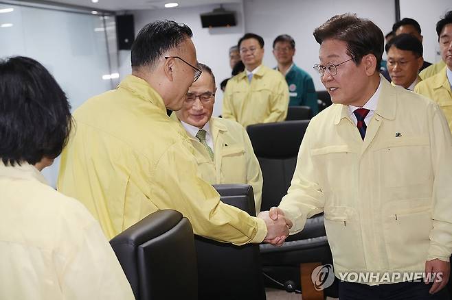이재명 대통령, 안전치안점검회의 참석 (서울=연합뉴스) 한상균 기자 = 이재명 대통령이 5일 서울 용산 대통령실 청사 국가안전보장회의(NSC) 회의실에서 열린 안전치안점검회의에 입장하며 이한경 행정안전부 재난안전관리본부장과 인사하고 있다. 2025.6.5 xyz@yna.co.kr