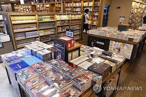 서점에 진열된 만화 (서울=연합뉴스) 황광모 기자 = 22일 서울 종로구 교보문고 광화문점을 찾은 시민이 만화책을 고르고 있다.2025.4.22 hkmpooh@yna.co.kr