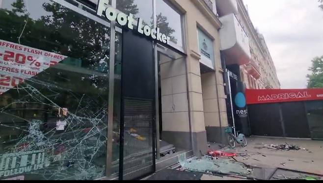 샹젤리제 거리의 운동화 유통 체인점이 약탈당한 모습. [엑스(X·옛 트위터) 캡처. 재판매 및 DB 금지]
