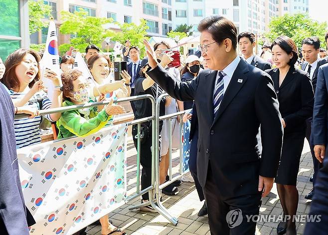 이재명 대통령, 사저 출발하며 인사 (인천=연합뉴스) 한상균 기자 = 이재명 대통령이 4일 인천 계양구 사저를 출발하며 주민, 지지자와 인사하고 있다. 2025.6.4 xyz@yna.co.kr