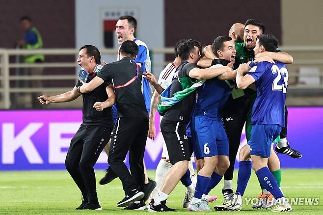 월드컵 본선 진출 확정되자 기뻐하는 우즈베키스탄 선수들 [AFP=연합뉴스]