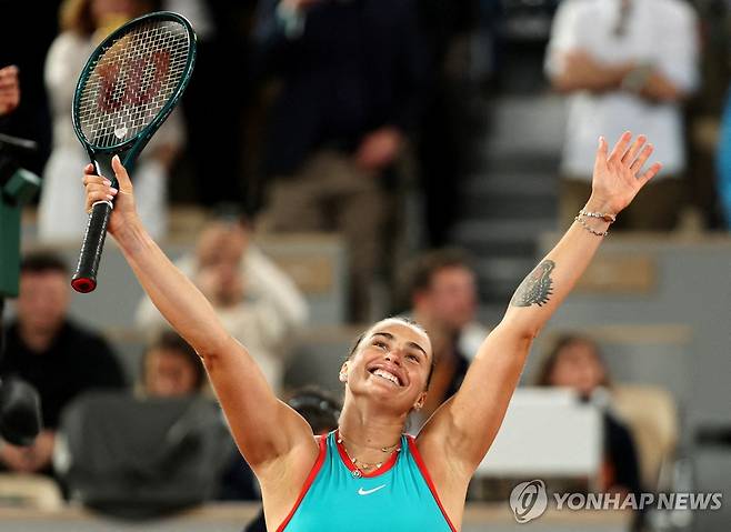 결승 진출에 기뻐하는 사발렌카  [로이터=연합뉴스]