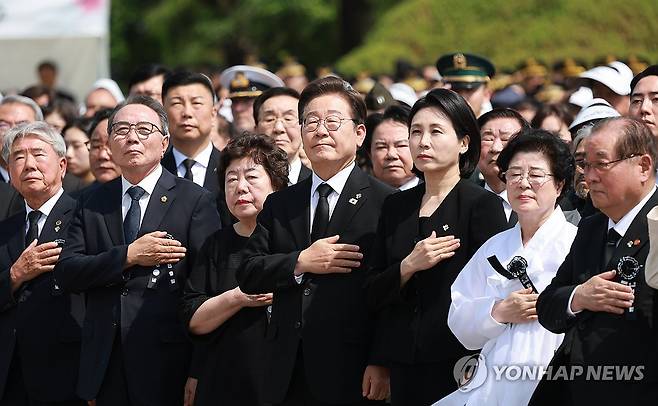 이재명 대통령 부부, 현충일 추념식 국민의례 (서울=연합뉴스) 홍해인 기자 = 이재명 대통령과 김혜경 여사가 6일 서울 동작구 국립서울현충원에서 열린 70회 현충일 추념식에서 국기에 경례하고 있다. 2025.6.6 [대통령실통신사진기자단] hihong@yna.co.kr