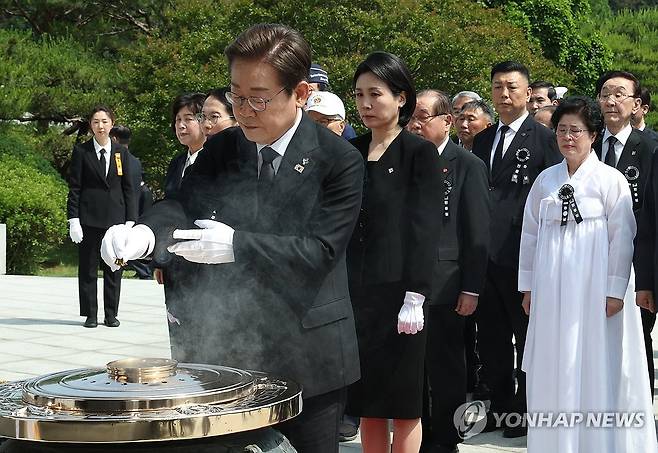현충탑 참배하는 이재명 대통령 (서울=연합뉴스) 홍해인 기자 = 이재명 대통령이 6일 서울 동작구 국립서울현충원에서 열린 70회 현충일 추념식에서 현충탑을 참배하며 분향하고 있다. 2025.6.6 [대통령실통신사진기자단] hihong@yna.co.kr
