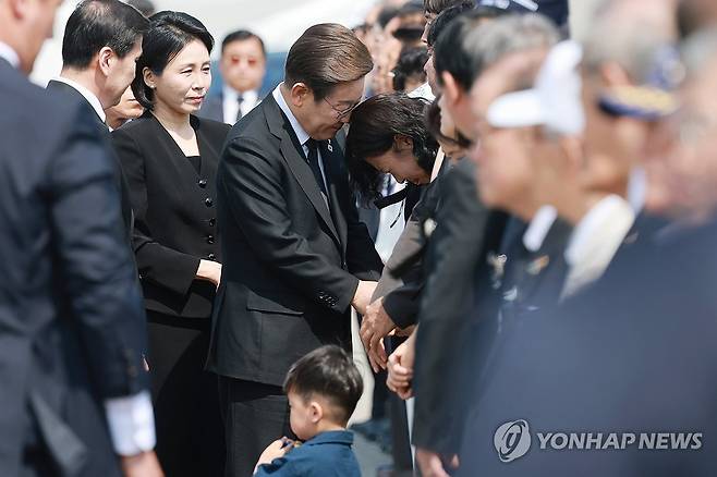 초청 유족 위로하는 이재명 대통령 (서울=연합뉴스) 홍해인 기자 = 이재명 대통령이 6일 서울 동작구 국립서울현충원에서 열린 70회 현충일 추념식에 입장하며 한 유족을 위로하고 있다. 
    이 대통령은 이날 현충일 추념식에 고(故) 박진우 중령, 고 이태훈 소령, 고 윤동규 상사, 고 강신원 상사의 유족과 2023년 12월 서귀포 감귤창고 화재 현장에서 순직한 고 임성철 소방장의 유족을 초청했다. 2025.6.6 [대통령실통신사진기자단] hihong@yna.co.kr