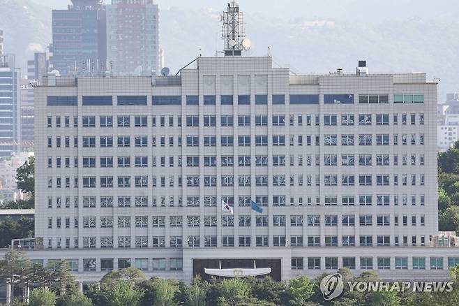 다시 휘날리는 대통령실 봉황기 (서울=연합뉴스) 이진욱 기자 = 이재명 제21대 대통령 임기가 시작된 지난 4일 서울 용산구 대통령실 청사에 봉황기가 태극기와 함께 휘날리고 있다. 2025.6.4 cityboy@yna.co.kr