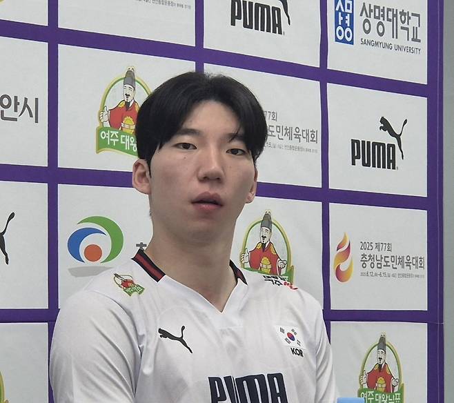 인터뷰하는 허수봉 (천안=연합뉴스) 김경윤 기자 = 배구대표팀 허수봉이 6일 천안유관순체육관에서 열린 네덜란드와 평가전을 마친 뒤 인터뷰하고 있다. 2025.6.6. cycle@yna.co.kr