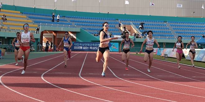 김소은, KBS배 여자 200ｍ 우승 (서울=연합뉴스) 김소은(가운데)이 6일 경북 예천스타디움에서 열린 제53회 KBS배 전국육상경기대회 여자 일반부 200ｍ 결선에서 가장 먼저 결승선을 통과하고 있다. [대한육상연맹 제공. 재판매 및 DB금지]