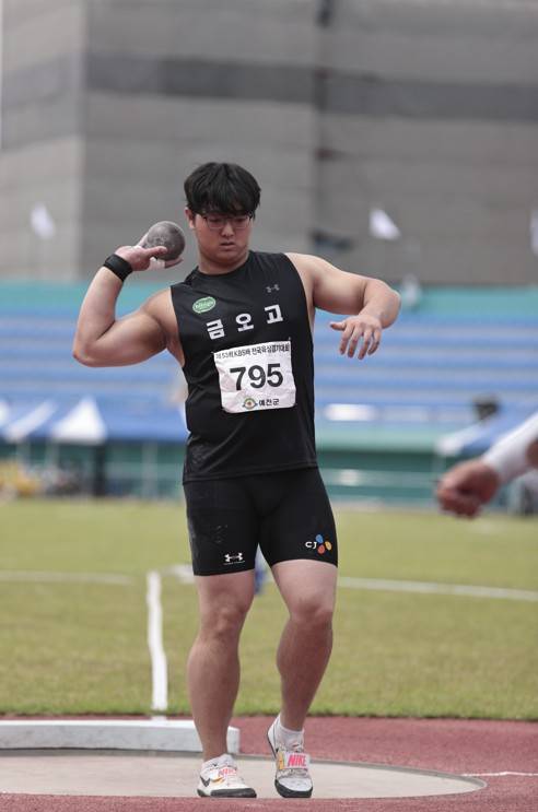 박시훈, KBS배 남자 고등부 포환던지기 우승  (서울=연합뉴스) 박시훈이 6일 경북 예천스타디움에서 열린 제53회 KBS배 전국육상경기대회 남자 고등부 포환던지기 결선에서 준비 동작을 하고 있다. [대한육상연맹 제공. 재판매 및 DB금지]