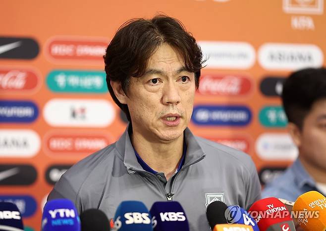 인터뷰하는 홍명보 감독 (영종도=연합뉴스) 윤동진 기자 = 홍명보 대한민국 축구 대표팀 감독이 6일 인천국제공항을 통해 귀국, 취재진과 인터뷰를 하고 있다. 2025.6.6 mon@yna.co.kr