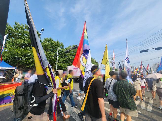 제2회 대전퀴어문화축제에서 참여자들이 중앙로네거리까지 행진에 나서고 있다. (사진=정바름 기자)