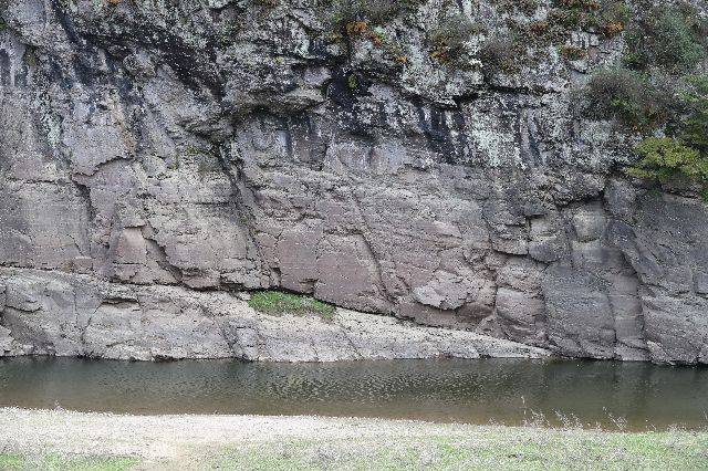 울산 울주군 언양읍 대곡리 반구대 암각화 전경. 물에 잠겼다가 다시 드러나는 일이 반복되면서 암각화 문양이 갈수록 희미해졌다는 지적이다. 어처구니 없는 일이다. 현재는 정면 관측 장소의 망원경을 이용해 암각화를 볼 수 있다. 부산일보DB