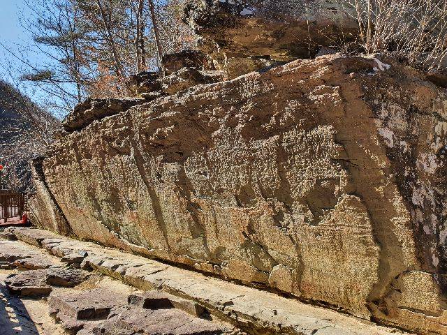 울산 울주 천전리 명문과 암각화 전경. 바위면이 아래를 향해 15도 정도 기울어져 풍화 현상을 비교적 덜 받은 것으로 추정된다.부산일보DB