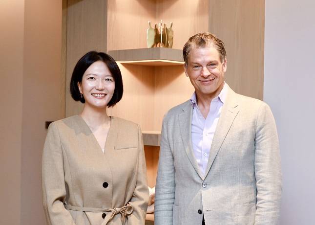 네이버 최수연 CEO(왼쪽)와 넷플릭스 그렉 피터스 공동 CEO(오른쪽). /사진=네이버 제공