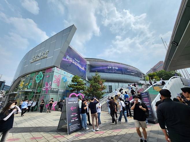 - 6월 초라고는 믿기지 않을 정도로 무더운 날씨에도 많은 사람들이 장충 체육관을 찾았다