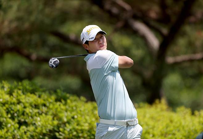 양지호가 7일 열린 백송홀딩스-아시아드CC 부산오픈 3라운드에서 샷을 하고 있다.