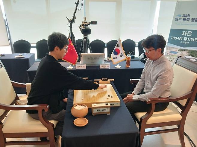 목진석 9단이 16강전에서 '바둑 여제'로 불리는 중국의 루이나이웨이 9단과 일전을 벌이고 있다.(신안에서 MHN 엄민용 선임기자)