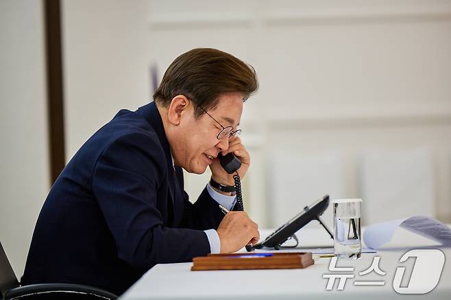 이재명 대통령이 6일 한남동 관저에서 도널드 트럼프 미국 대통령과 전화 통화를 하고 있다. (대통령실 제공. 재판매 및 DB 금지) 2025.6.6/뉴스1 ⓒ News1 허경 기자