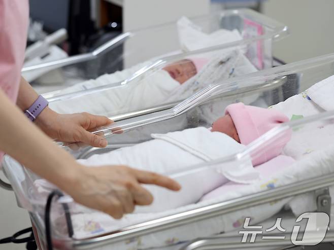 서울 구로구 고려대학교 구로병원 신생아실에서 아이가 잠을 자고 있다. 2025.5.28/뉴스1 ⓒ News1 황기선 기자