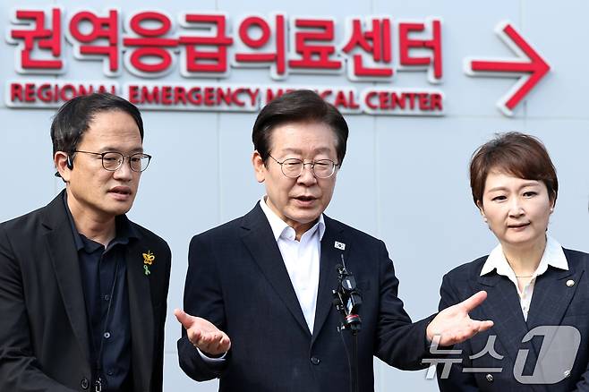 이재명 대통령이 더불어민주당 대표였던 지난 2024년 9월 4일 오후 서울 성북구 고려대학교 안암병원 권역응급의료센터를 의료대란 대책특위 위원들과 함께 방문한 뒤 취재진의 질문에 답하고 있다. 2024.9.4/뉴스1 ⓒ News1 민경석 기자