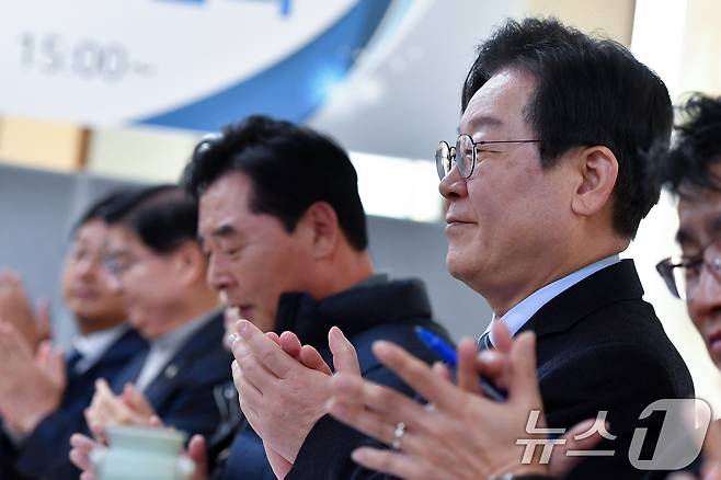 이재명 더불어민주당 대표가 1일 오후 경북 포항시 북구 죽도동 포항시전통시장 상인연합회(회장 허창호)사무실에서 열린 상인회 대표들과의 간담회에서 박수로 화답하고 있다. 2024.12.1/뉴스1 ⓒ News1 최창호 기자