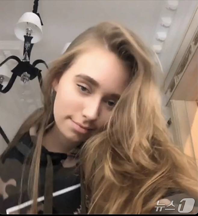 블라디미르 푸틴 러시아 대통령의 딸로 알려진 여성의 사진. <출처=더타임스 캡처>