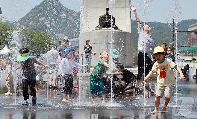 서울의 낮 최고기온이 28도를 기록하는 등 초여름 날씨를 보인 6일 오후 서울 종로구 광화문광장 분수대를 찾은 어린이들이 더위를 식히고 있다. 2025.6.6/뉴스1 ⓒ News1 김진환 기자