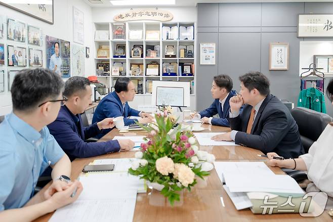 이권재 경기 오산시장(사진 왼쪽 첫번째)이 동탄2신도시 내 초대형 물류센터 건립 계획과 관련해 이준석 개혁신당 국회의원(사진 오른쪽 첫번째)과 대응 방안을 논의하고 있다(오산시 제공)
