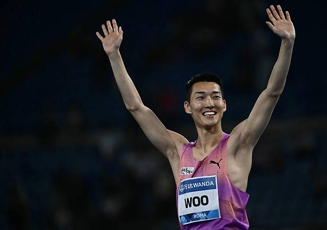 우상혁은 7일 새벽(한국시간) 이탈리아 로마에서 열린 2025 세계육상연맹 로마 다이아몬드리그 남자 높이뛰기 경기에서 2m32를 넘어 우승한 뒤 포즈하고 있다. 사진 | 로마=AFP연합뉴스