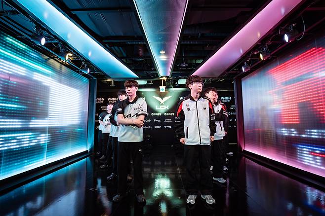 디플러스 기아와 KT 롤스터 선수단이 4일 서울 종로구 롤 파크에서 열린 2025 LCK 정규시즌 5·6위 결정전에 앞서 입장을 준비하고 있다. 사진 | 라이엇 게임즈