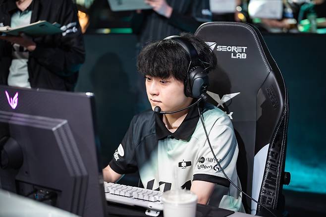 디플러스 기아 ‘쇼메이커’ 허수가 4일 서울 종로구 롤 파크에서 열린 2025 LCK 정규시즌 5·6위 결정전에 앞서 밴픽을 하고 있다. 사진 | 라이엇 게임즈