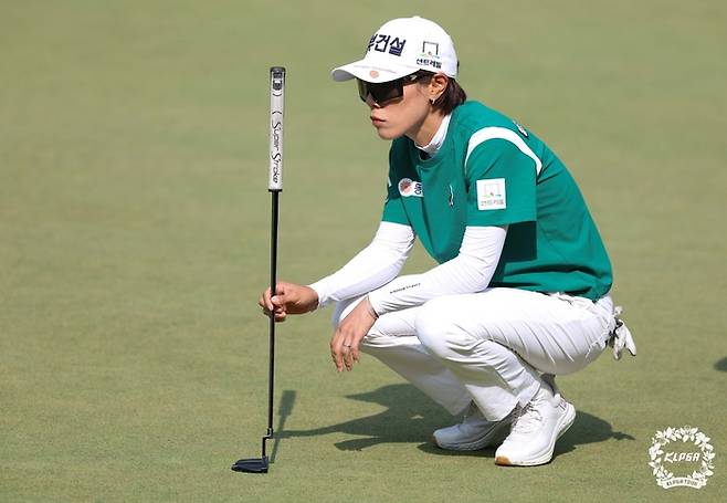 녹색 상의로 포인트를 준 박주영. 사진 | KLPGA