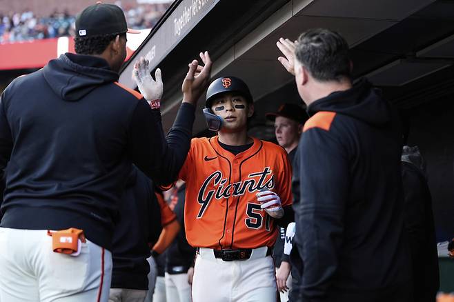 이정후가 7일(한국시간) 미국 캘리포니아주 샌프란시스코 오라클파크에서 열린 2025 메이저리그(ML) 애틀랜타전 1회말 득점 후 더그아웃에서 동료들과 하이파이브 하고 있다. 사진 | AP 연합뉴스