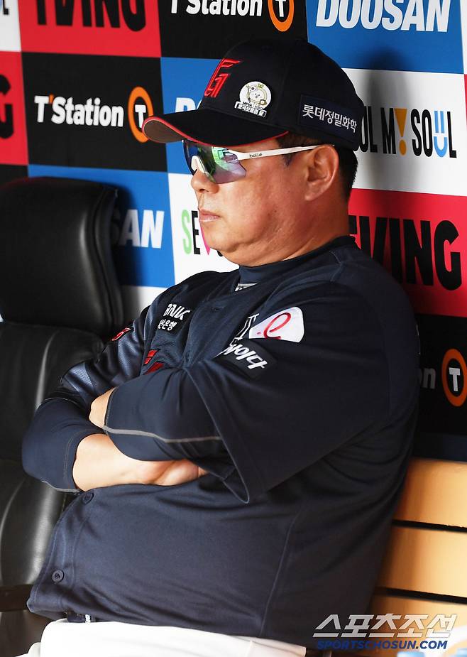 타선은 차갑게 식었고 실점은 연이어 내주자 굳어버린 김태형 감독.