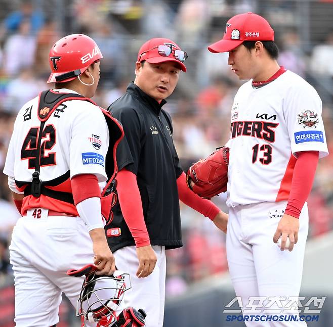 6일 광주 KIA챔피언스필드에서 열린 한화와 KIA의 경기, 4회초 2사 1,2루 KIA 윤영철이 마운드에 오른 정재훈 투수코치와 이야기를 하고 있다. 광주=허상욱 기자wook@sportschosun.com/2025.06.06/