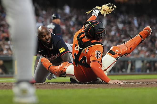 애틀랜타 2루주자 마르셀 오수나가 4회초 마이클 해리스 2세의 중전안타 때 홈으로 슬라이딩해 세이프되고 있다. 중견수 이정후의 송구를 받은 포수 패트릭 베일리가 공을 놓쳐 타자주자가 해리스가 2루까지 진루, 이정후에게 실책이 주어졌다. AP연합뉴스