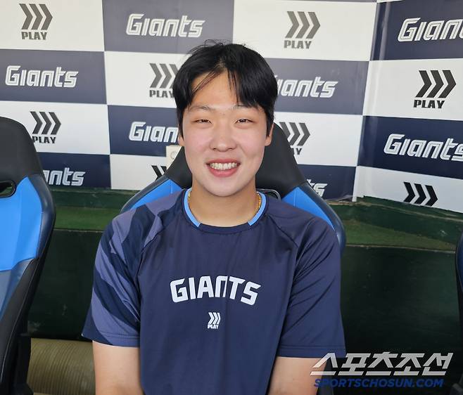 인터뷰에 임한 롯데 이민석. 김영록 기자