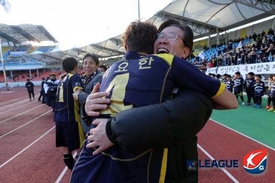 성남FC 구단주 시절 축구단에 남다른 열정을 보였던 이재명 대통령. ⓒ프로축구연맹