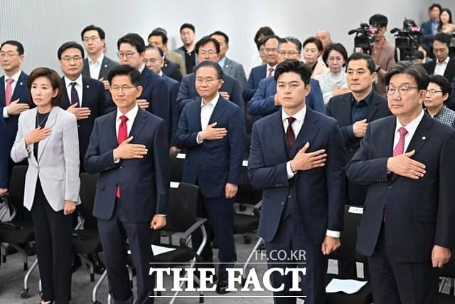 김문수 전 국민의힘 대통령 후보를 비롯한 참석자들이 굳은 표정으로 4일 서울 여의도 중앙당사에서 열린 제21대 대통령 선거 국민의힘 중앙선거대책위원회 해단식에서 국민의례를 하고 있다. /뉴시스