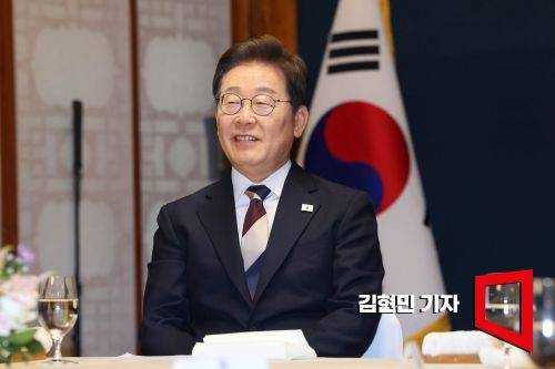 이재명 대통령이 4일 국회 사랑재에서 우원식 국회의장 등 여야 대표들과 함께 오찬을 하기 전 환담하고 있다. 2025.6.4 김현민 기자