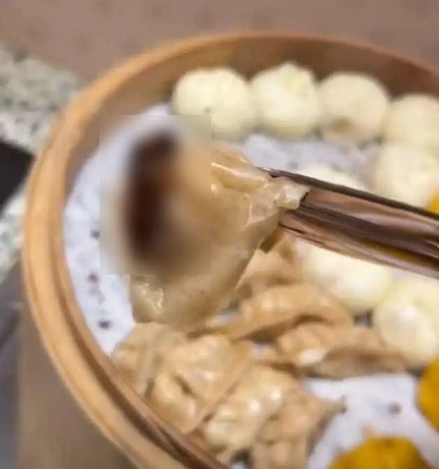 중국 후난성 창사시의 한 호텔 조식 뷔페에서 발견된 바퀴벌레. 대완신문