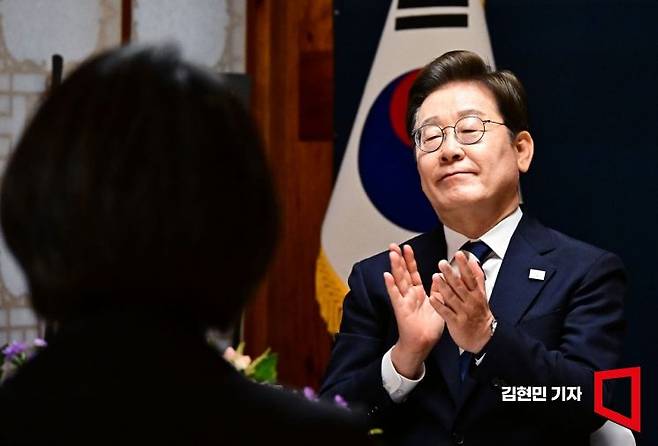 이재명 대통령이 4일 서울 여의도 국회 사랑재에서 열린 제21대 대통령 취임 기념 오찬에 참석해 박수를 치고 있다. 2025.6.4 김현민 기자