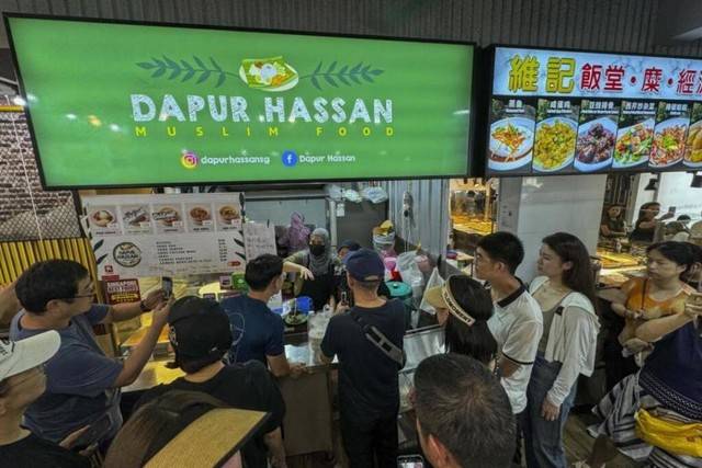 하산의 활약 덕에 3차 예선 진출이 확정된 후 하산의 싱가포르 음식점에 몰려든 중국 팬들 ⓒ바이두