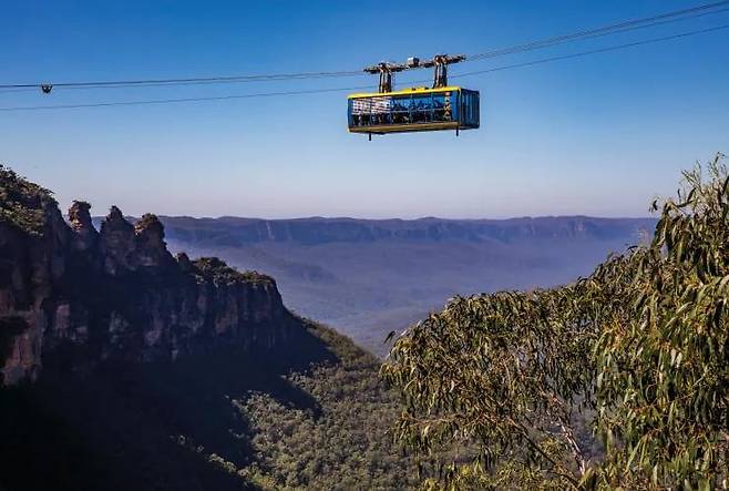 ‘블루마운틴’ 절벽 사이 270m 높이를 오가는 '시닉 월드'의 케이블카. 사진 정면 왼쪽으로 ‘세 자매 봉’이 보인다. /시닉월드