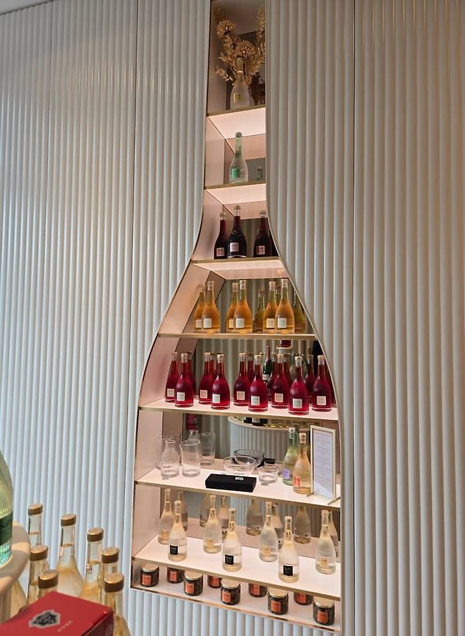 '보우럴'의 주류 업체이자 테이스팅 부띠끄 소하이(SoHi)는 지역 특산물인 감자로 보드카와 위스키를 만든다. 관계자는 "이곳에서 20분 거리에 호주에서 가장 좋은 감자가 난다"며 "로이스 감자칩도 이 지역의 감자를 쓴다"고 했다. 쓴 맛을 싫어하는 사람을 위한 21도짜리 달달~한 카카오 닙스 보드카도 판매. /조유미 기자