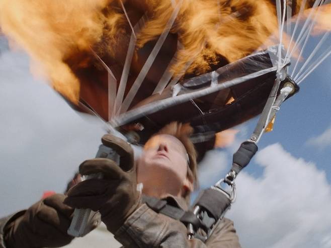 배우 톰 크루즈가 영화 '미션 임파서블 8' 촬영 중 불길에 휩싸인 낙하산을 멘 채 점프하고 있다. /Guinness World Records